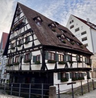 Schiefes Haus